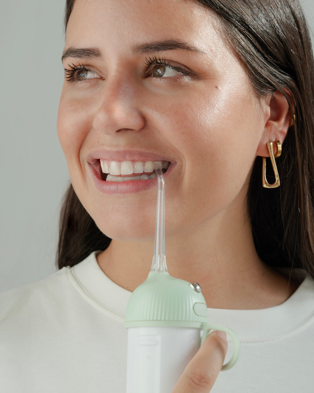 Using water to floss a sparkling smile